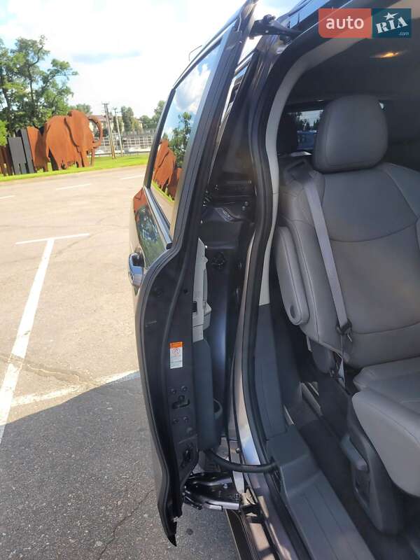 Мінівен Toyota Sienna 2022 в Києві