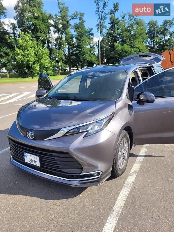 Мінівен Toyota Sienna 2022 в Києві