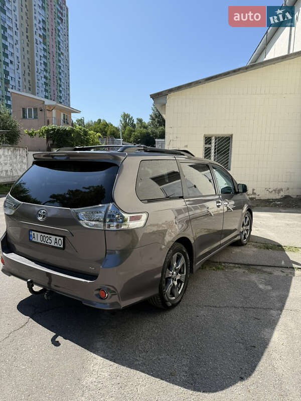 Минивэн Toyota Sienna 2017 в Киеве