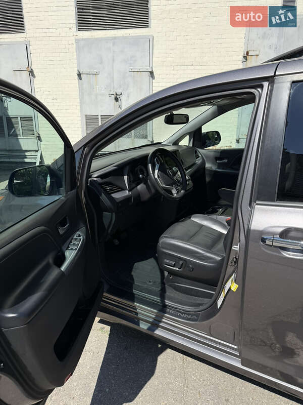 Минивэн Toyota Sienna 2017 в Киеве