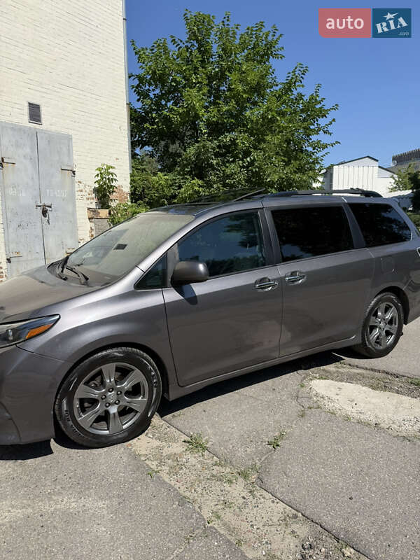 Минивэн Toyota Sienna 2017 в Киеве