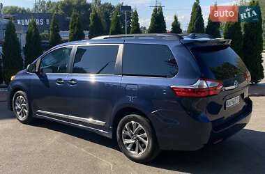 Мінівен Toyota Sienna 2018 в Києві
