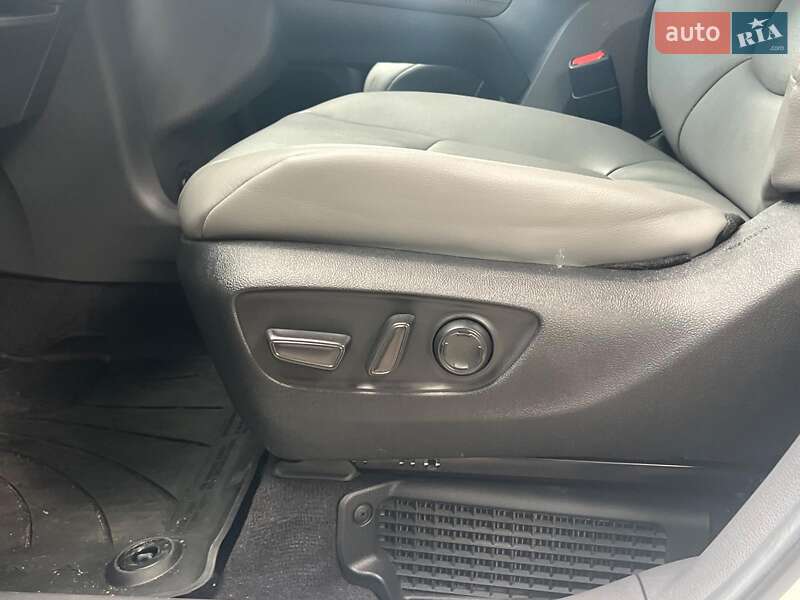 Мінівен Toyota Sienna 2023 в Києві