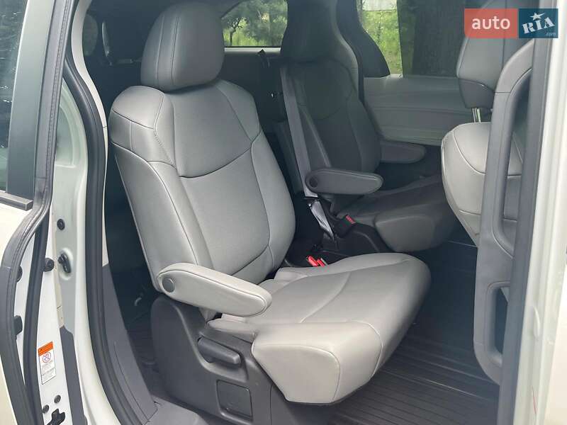 Мінівен Toyota Sienna 2023 в Києві