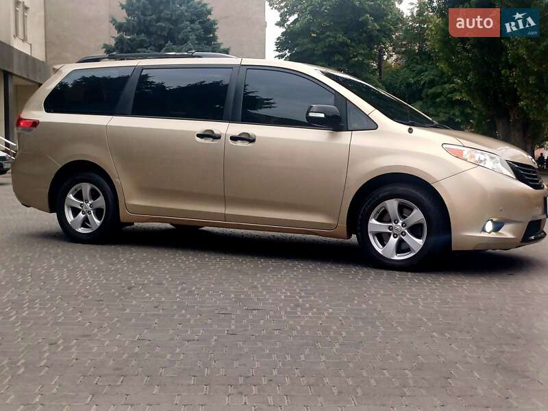 Мінівен Toyota Sienna 2010 в Одесі