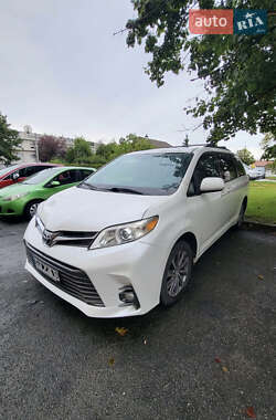 Мінівен Toyota Sienna 2011 в Рівному