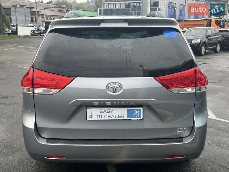 Минивэн Toyota Sienna 2012 в Киеве