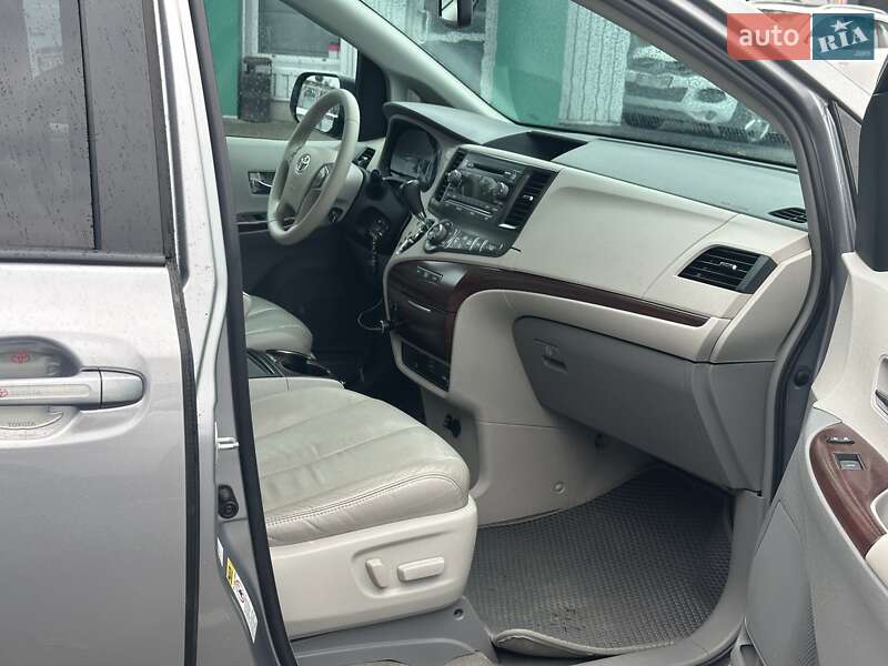 Минивэн Toyota Sienna 2012 в Киеве