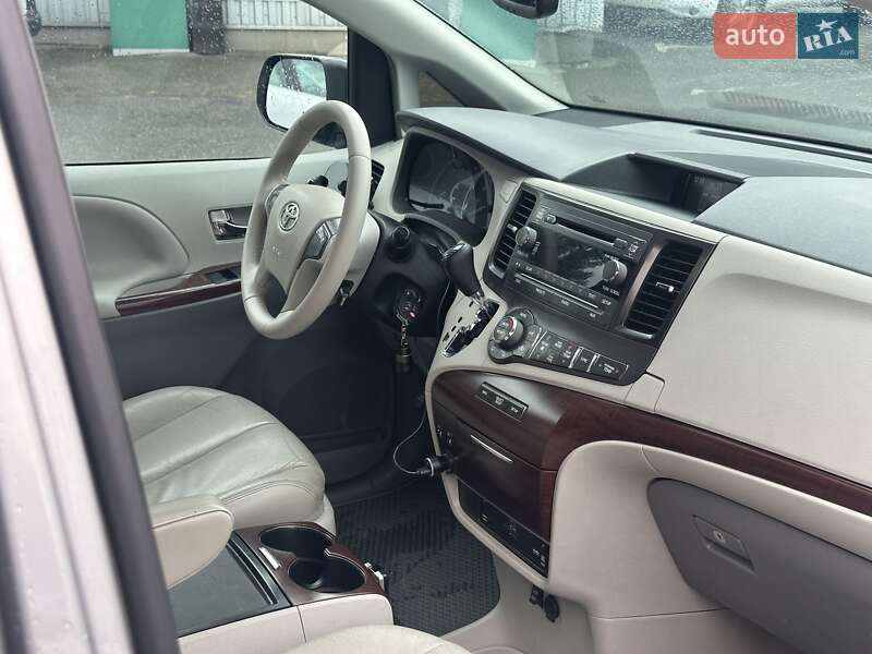 Минивэн Toyota Sienna 2012 в Киеве