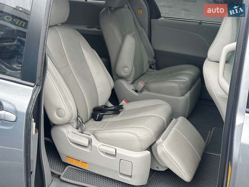 Минивэн Toyota Sienna 2012 в Киеве