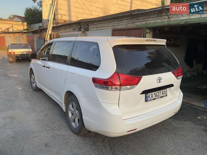 Мінівен Toyota Sienna 2010 в Києві