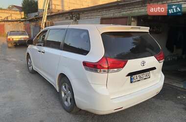 Минивэн Toyota Sienna 2010 в 