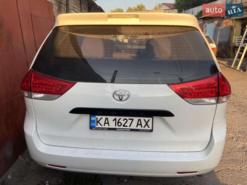 Мінівен Toyota Sienna 2010 в Києві