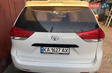 Минивэн Toyota Sienna 2010 в 