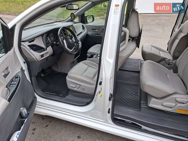 Мінівен Toyota Sienna 2019 в Києві