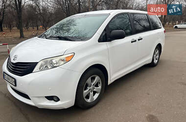 Минивэн Toyota Sienna 2011 в Краматорске