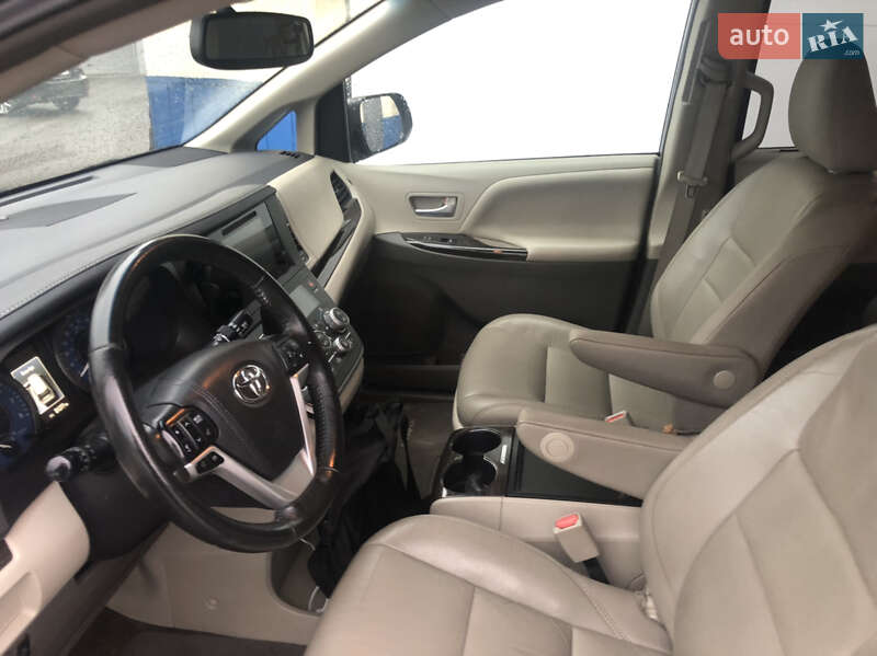 Мінівен Toyota Sienna 2016 в Києві