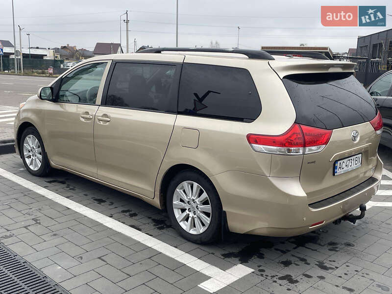 Минивэн Toyota Sienna 2010 в Луцке