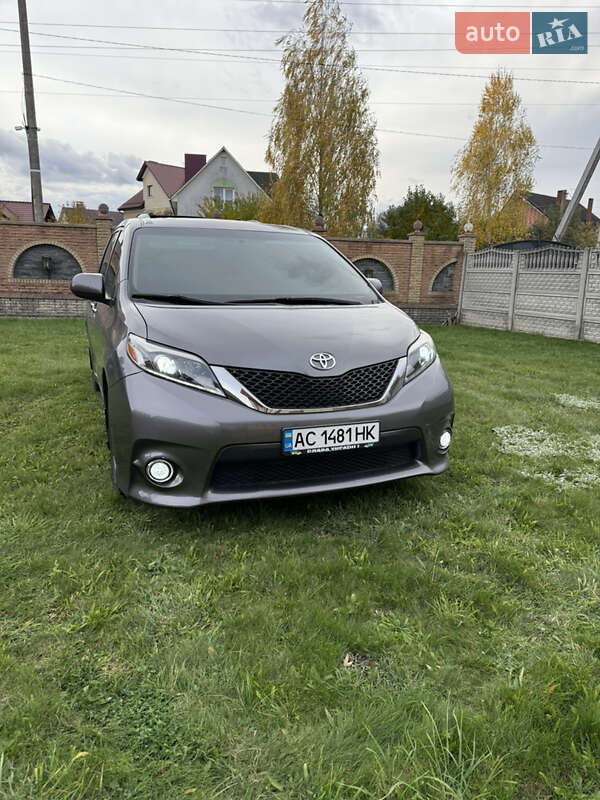 Минивэн Toyota Sienna 2017 в Луцке