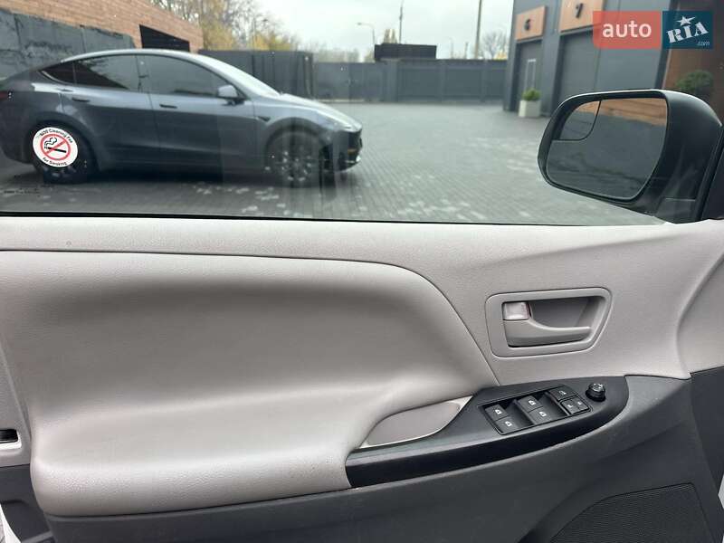 Мінівен Toyota Sienna 2016 в Києві фото 10 Мінівен Toyota Sienna 2016 в Києві