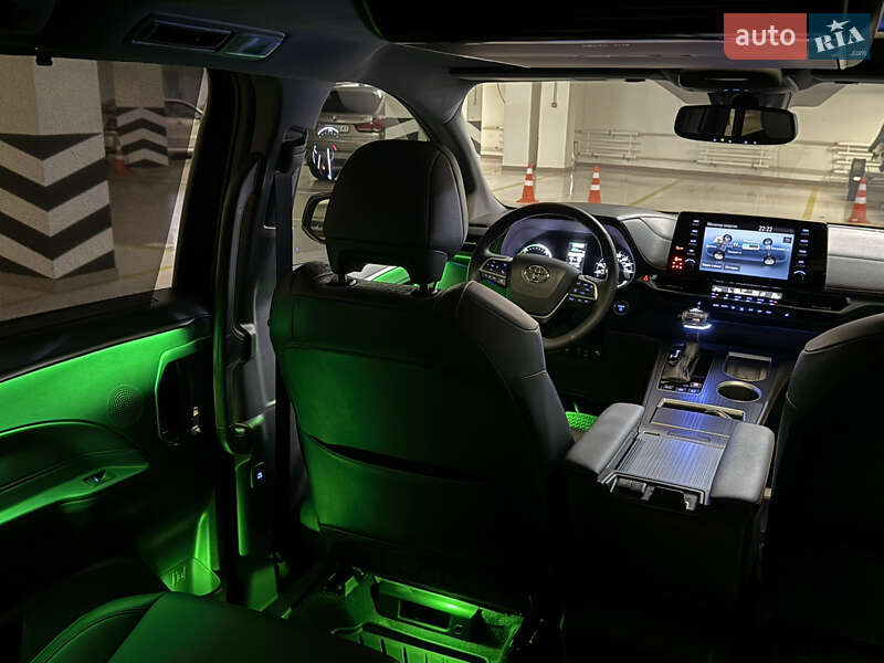 Минивэн Toyota Sienna 2022 в Киеве