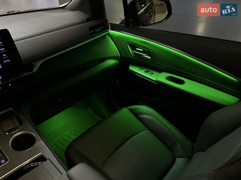 Минивэн Toyota Sienna 2022 в Киеве