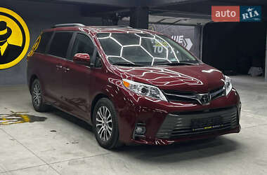Минивэн Toyota Sienna 2018 в Черновцах