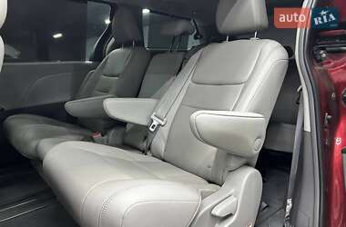 Мінівен Toyota Sienna 2018 в Чернівцях