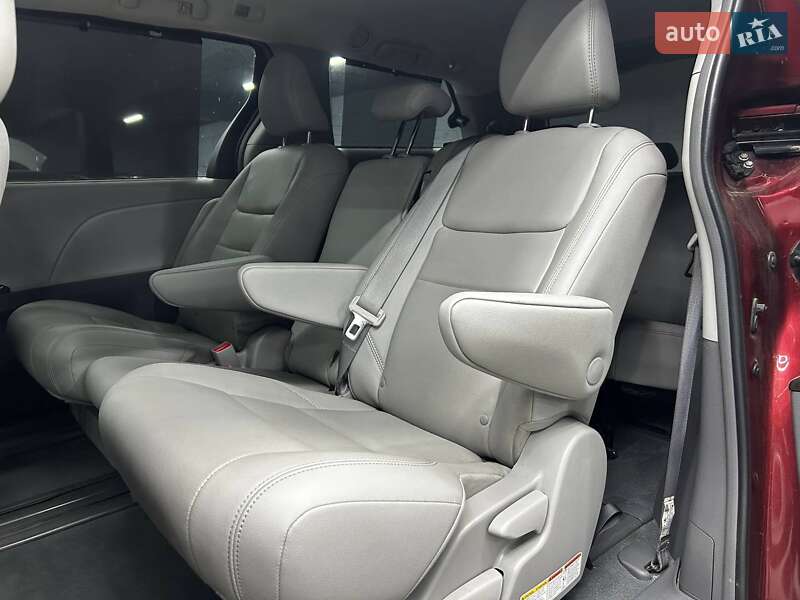 Мінівен Toyota Sienna 2018 в Чернівцях