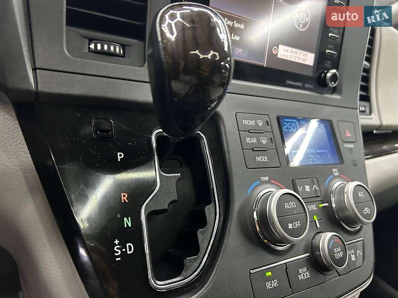 Мінівен Toyota Sienna 2018 в Чернівцях