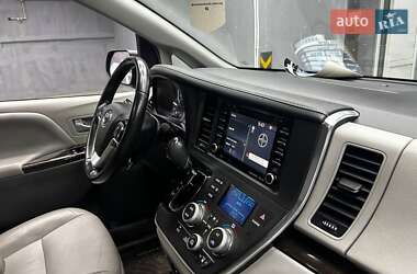 Мінівен Toyota Sienna 2018 в Чернівцях