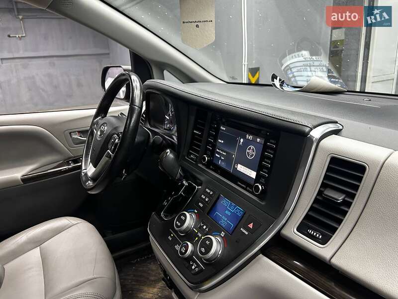 Мінівен Toyota Sienna 2018 в Чернівцях