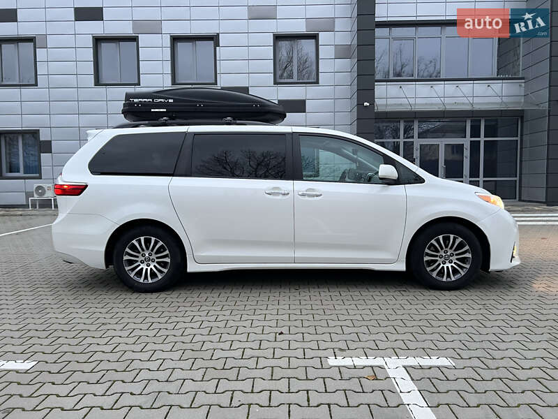 Минивэн Toyota Sienna 2017 в Киеве