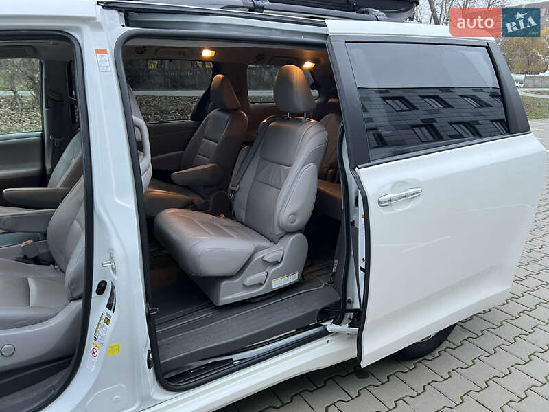 Минивэн Toyota Sienna 2017 в Киеве
