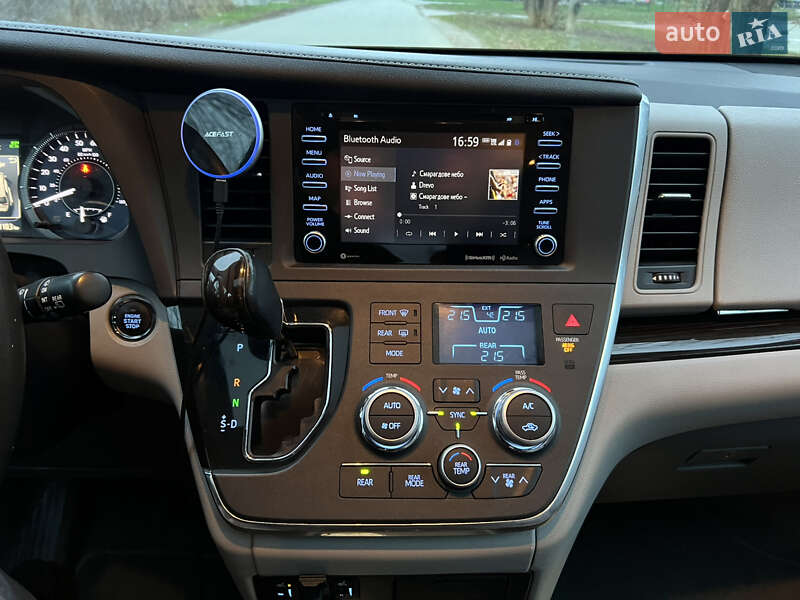 Минивэн Toyota Sienna 2017 в Киеве
