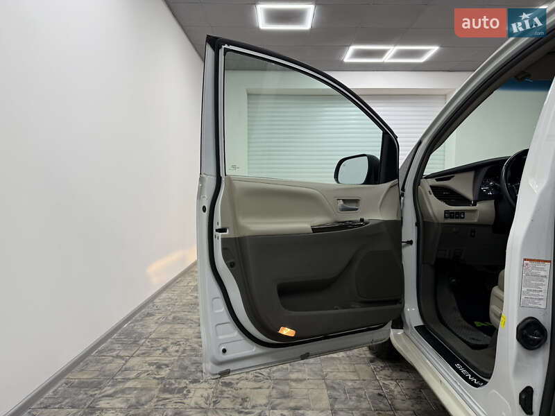 Мінівен Toyota Sienna 2017 в Одесі