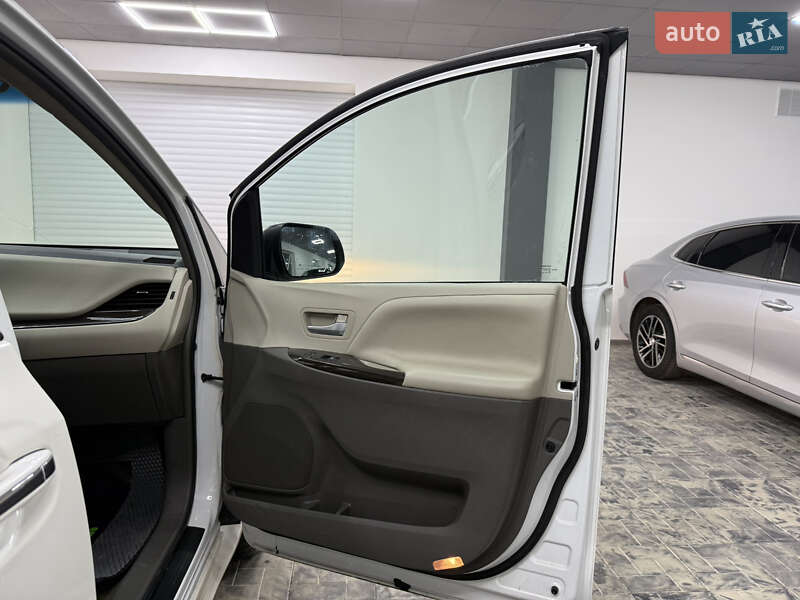 Мінівен Toyota Sienna 2017 в Одесі
