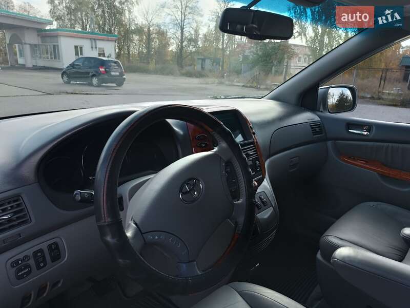 Мінівен Toyota Sienna 2007 в Хоролі