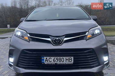 Минивэн Toyota Sienna 2018 в Диканьке