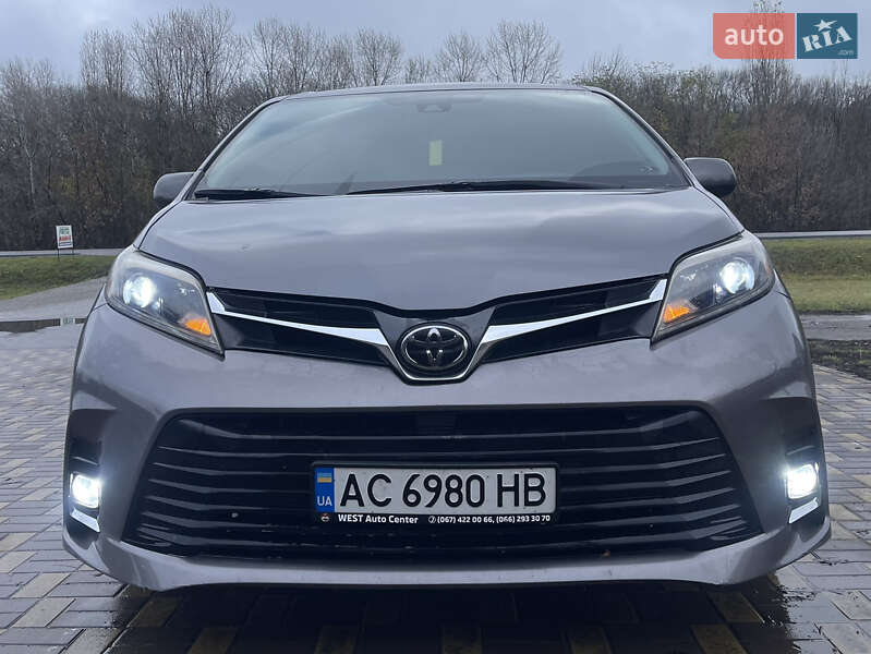 Минивэн Toyota Sienna 2018 в Диканьке