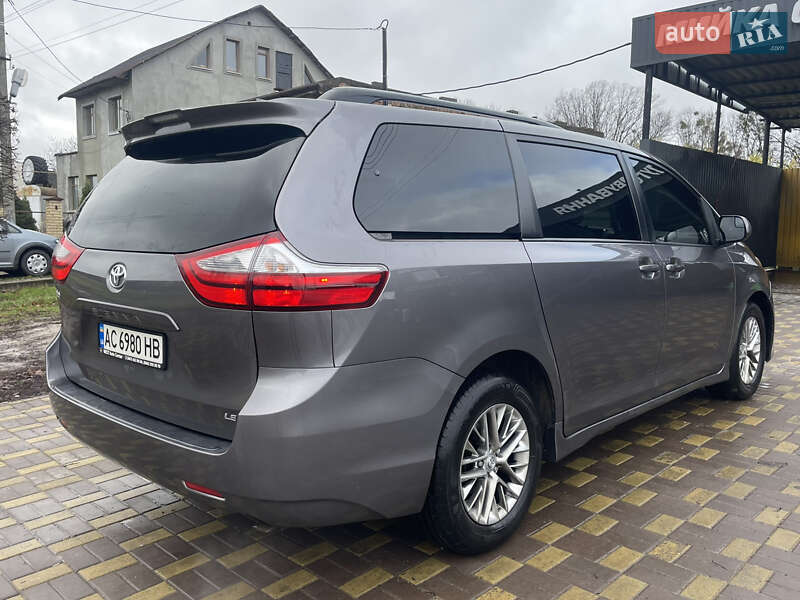 Минивэн Toyota Sienna 2018 в Диканьке