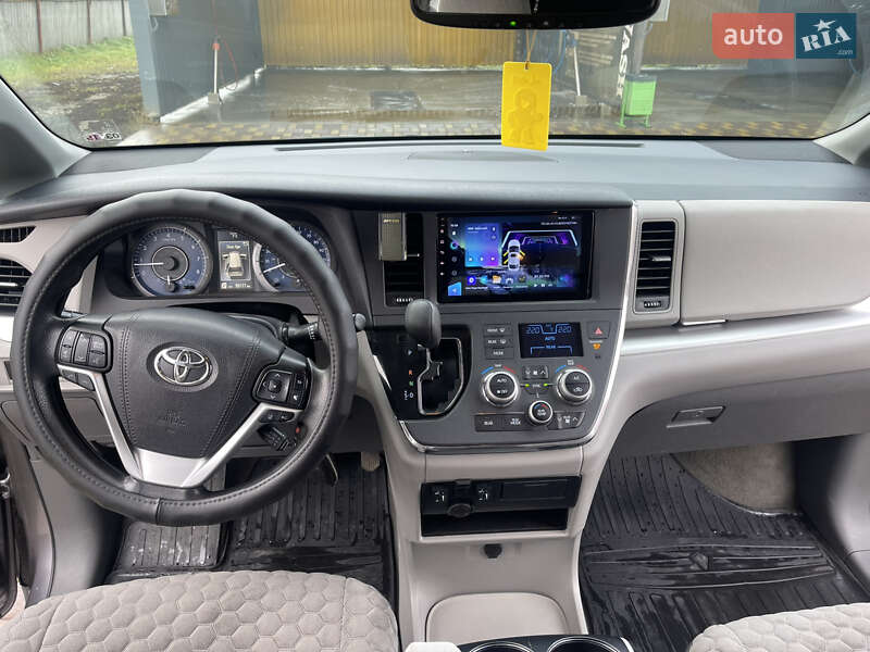 Минивэн Toyota Sienna 2018 в Диканьке