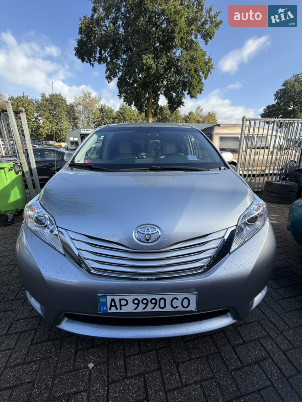 Автомобіль у хорошому стані, навігація, car play, нова гума, газ, 7 місць.