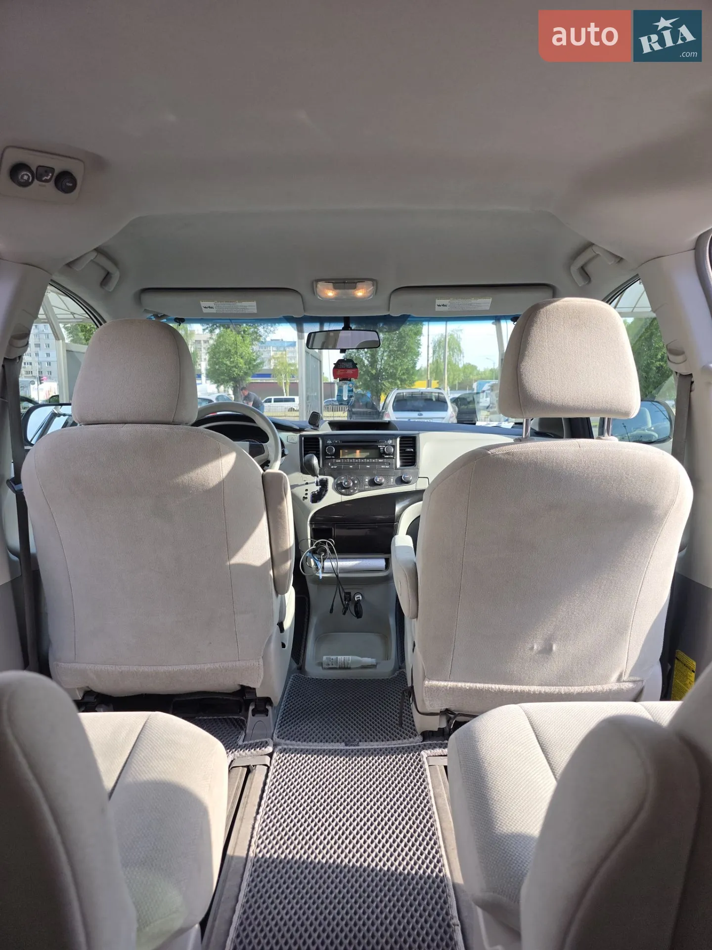 2010 Toyota Sienna - мініатюра 13