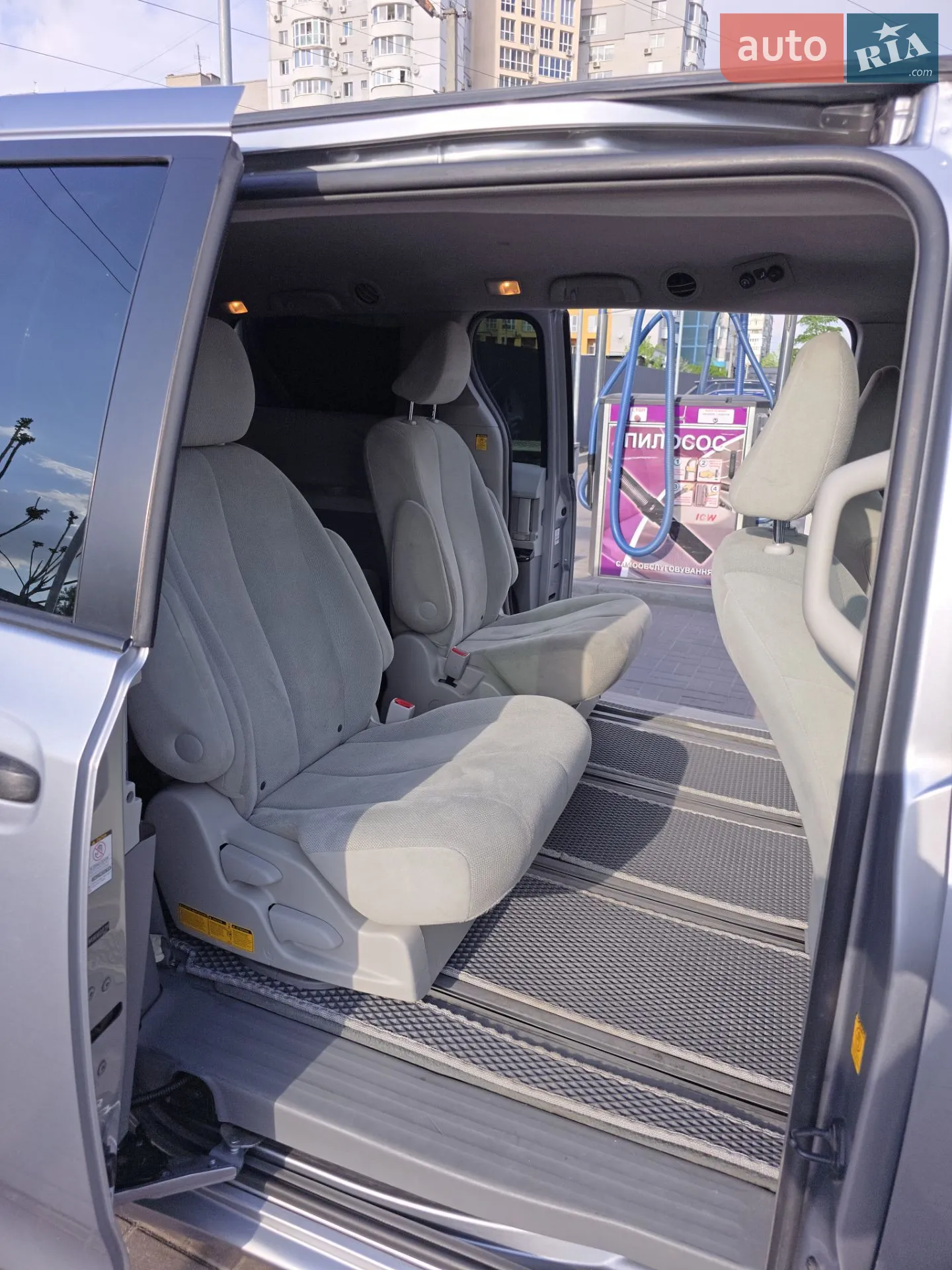 2010 Toyota Sienna - мініатюра 12