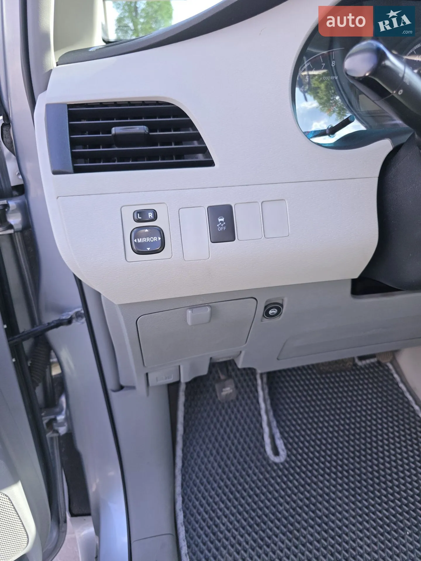 2010 Toyota Sienna - мініатюра 17