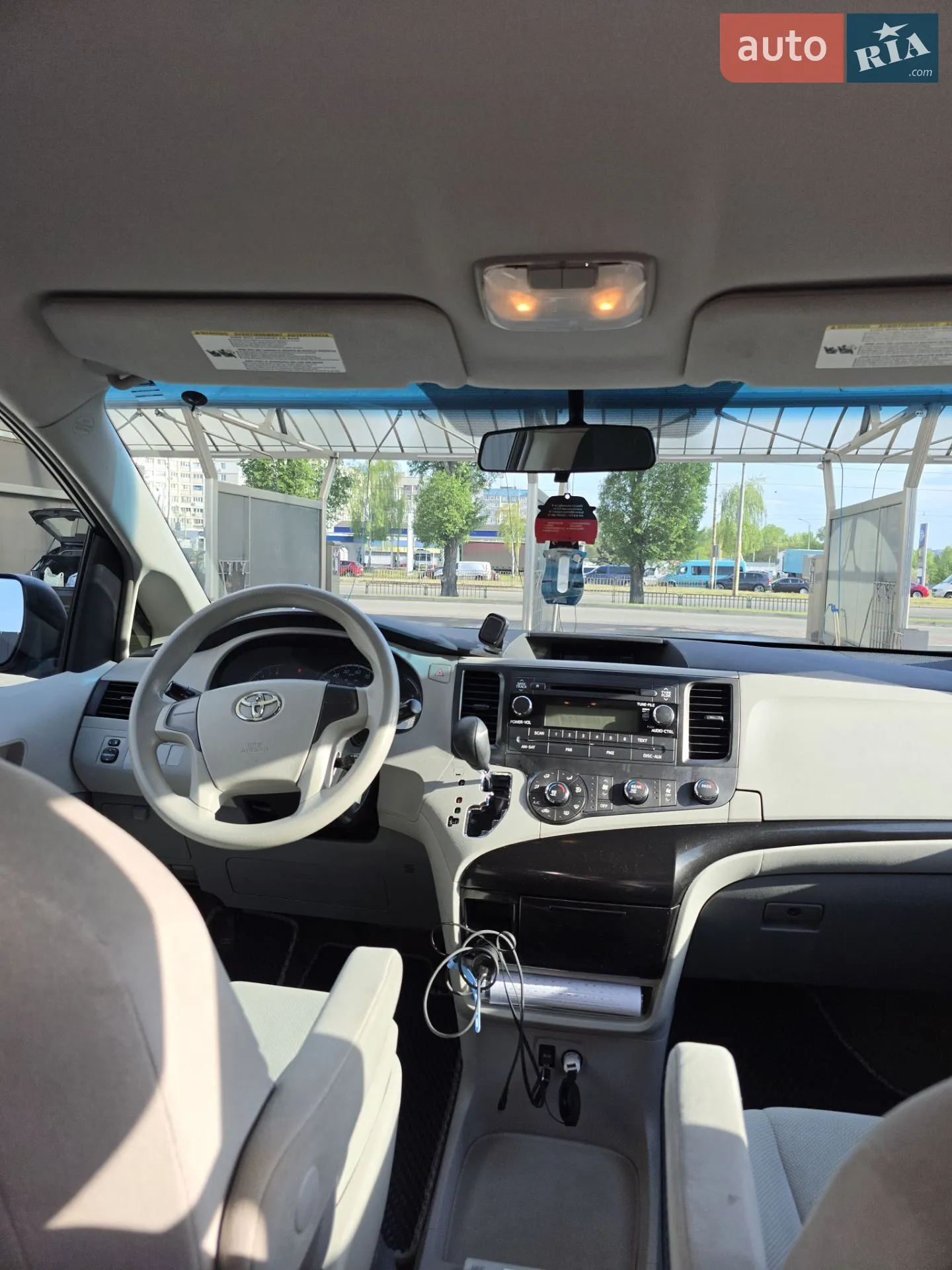 2010 Toyota Sienna - мініатюра 21