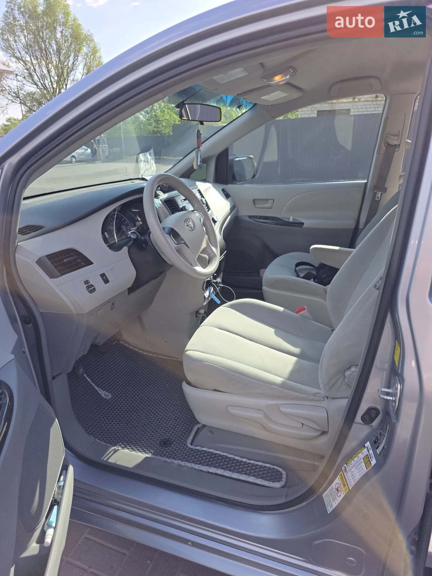 2010 Toyota Sienna - мініатюра 19