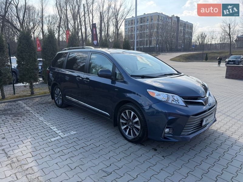 Минивэн Toyota Sienna 2018 в Хмельницком