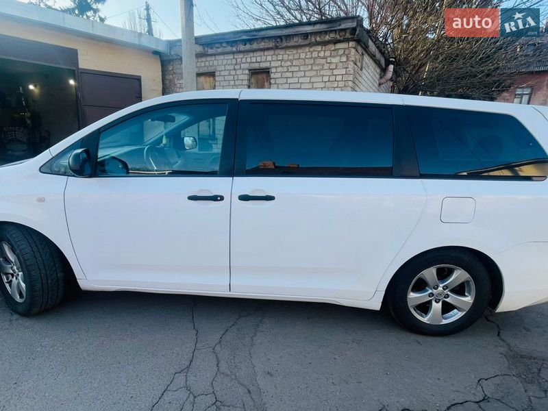 Минивэн Toyota Sienna 2015 в Кривом Роге